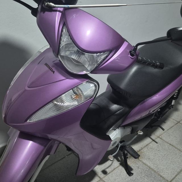 Motocicleta roxa lavada na área interna