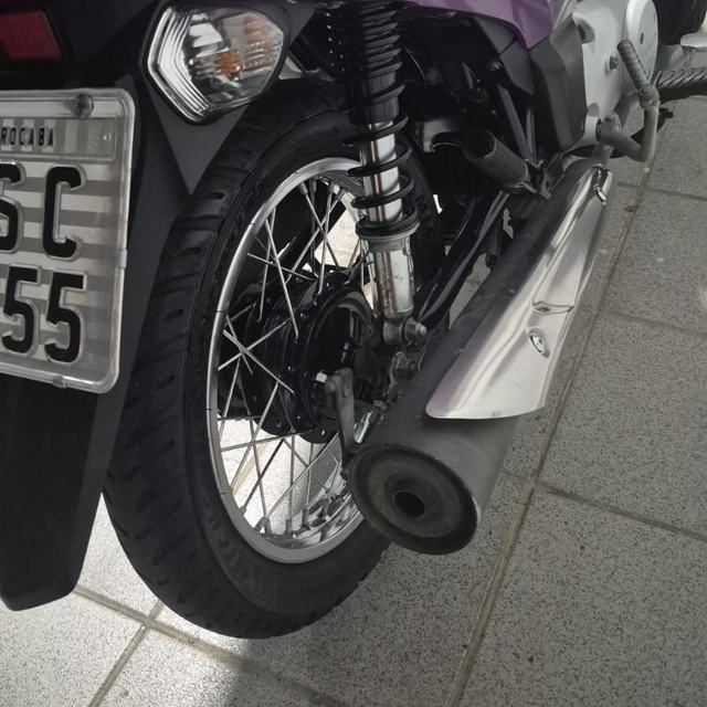 Detalhe da roda traseira da motocicleta após a lavagem